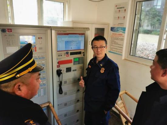 節(jié)前消防檢查如何進(jìn)行 爬四米多高看消防水池有沒有水